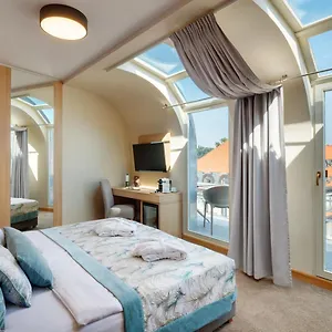 Clement Otel